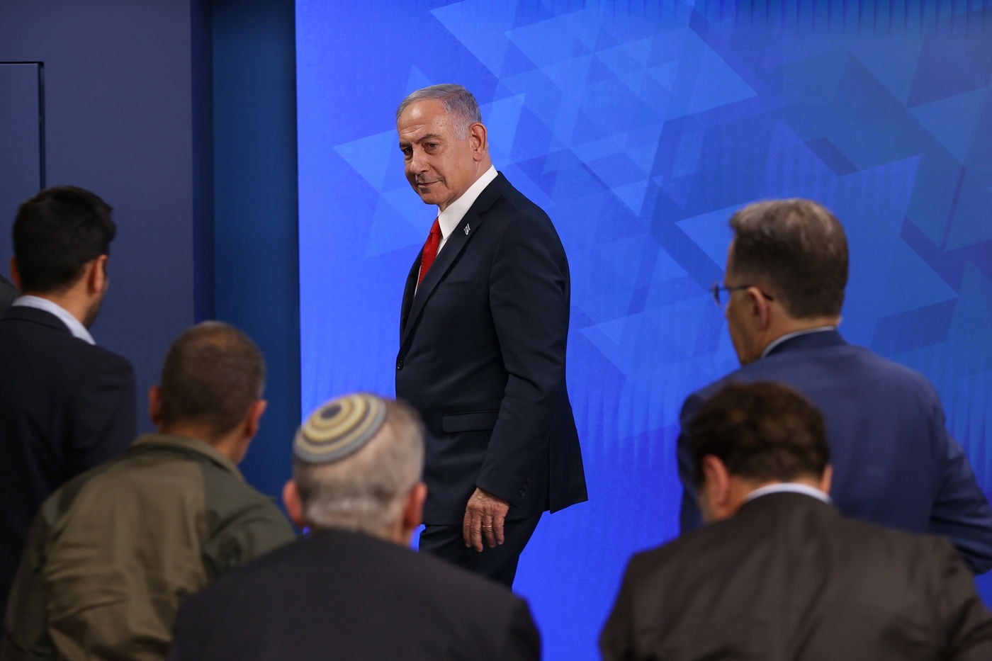 נתניהו בסיום מסיבת עיתונאים, מאוחריו נראים יועציו ואנשי לשכתו