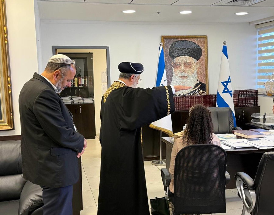 האישה שהותרה מעגינות מקבלת את ברכת הראשון לציון