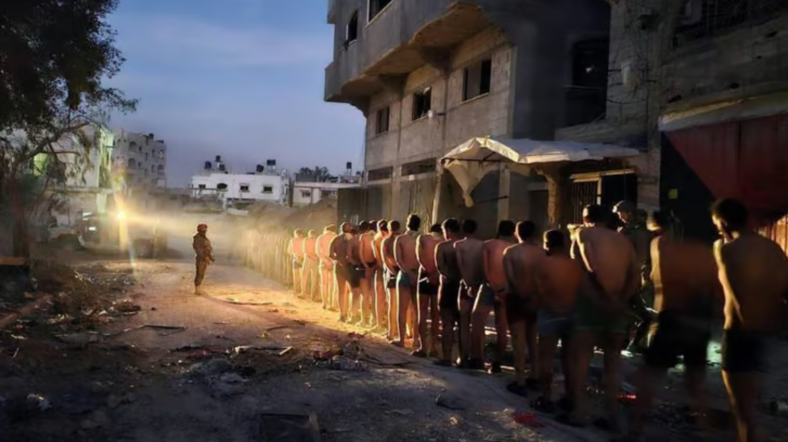 דובר צה"ל מגיב לביקורת: לפעמים צריך להפשיט את החשודים בעזה