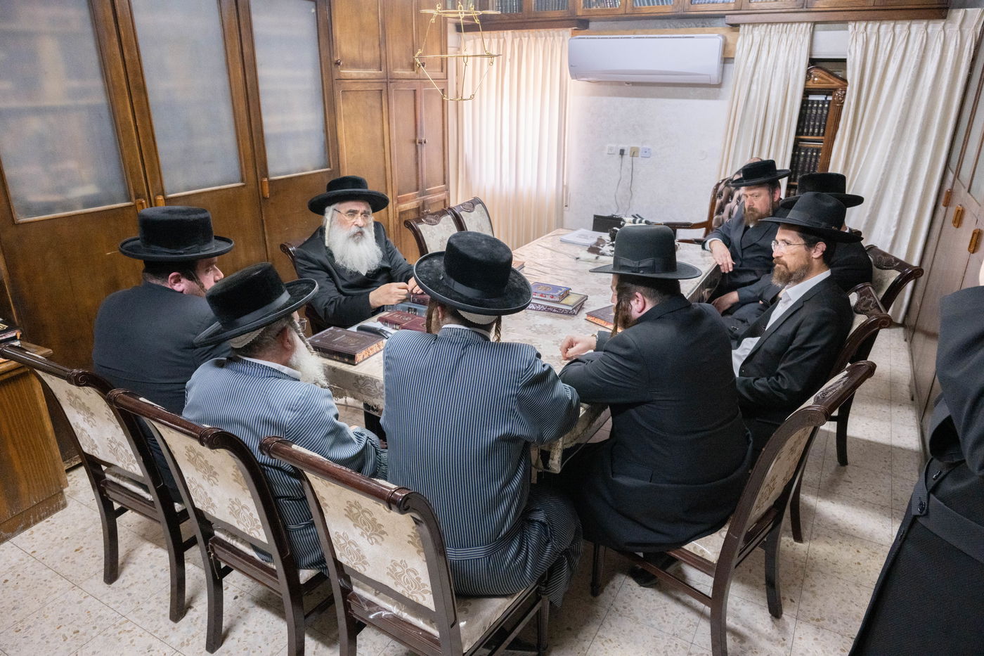 האדמו"ר מדושינסקיא, בכינוס השבוע בביתו עם עסקנים העוסקים בצרכי רפואה