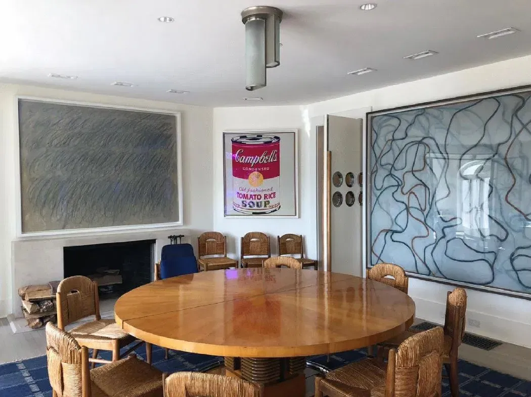 חלק מהיצירות שהיו בביתו של רון פרלמן (הציור של הפחית מוערך ב-12 מליון דולר)