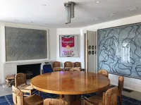 חלק מהיצירות שהיו בביתו של רון פרלמן (הציור של הפחית מוערך ב-12 מליון דולר)