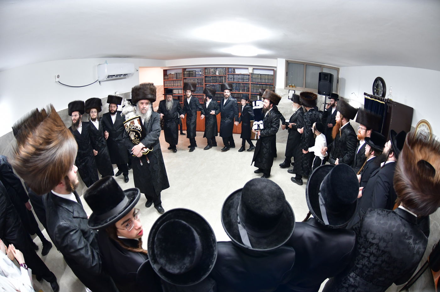 הכנסת ספר תורה לביהמ"ד 'שבט הלוי' באלעד