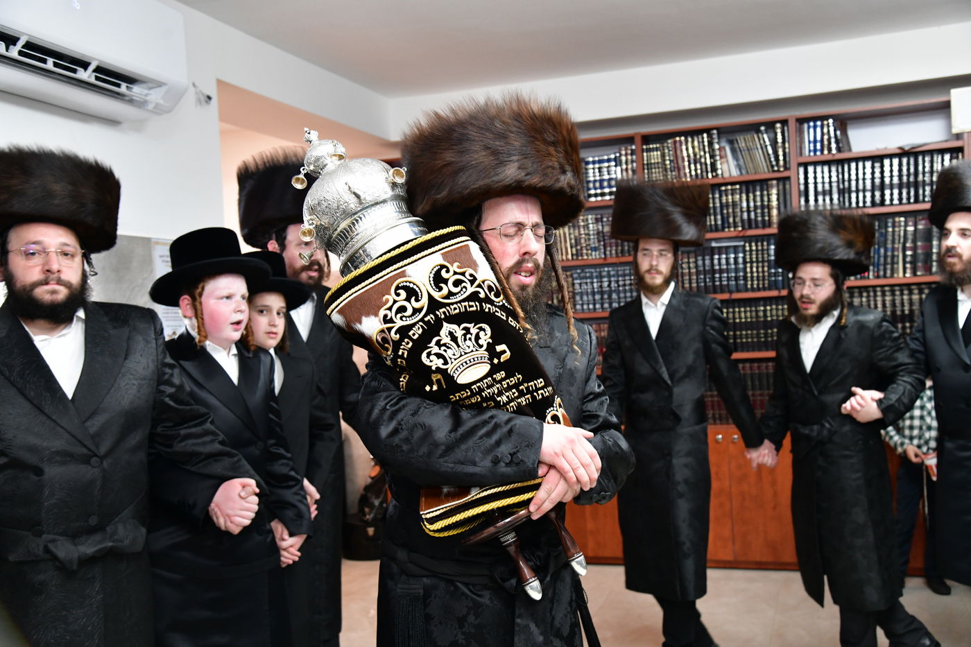 הכנסת ספר תורה לביהמ"ד 'שבט הלוי' באלעד