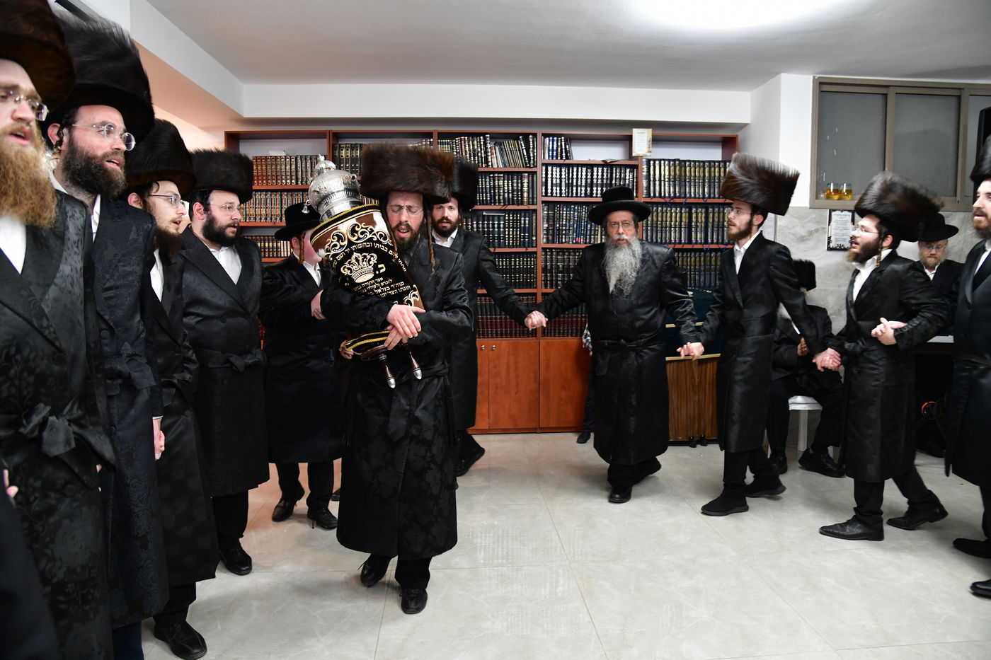 הכנסת ספר תורה לביהמ"ד 'שבט הלוי' באלעד