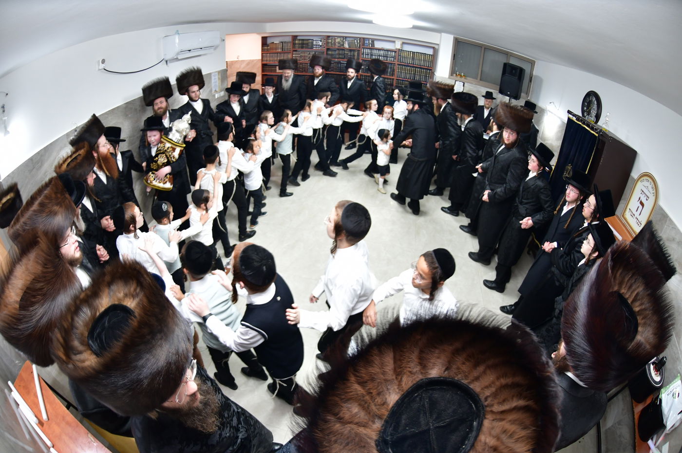 הכנסת ספר תורה לביהמ"ד 'שבט הלוי' באלעד