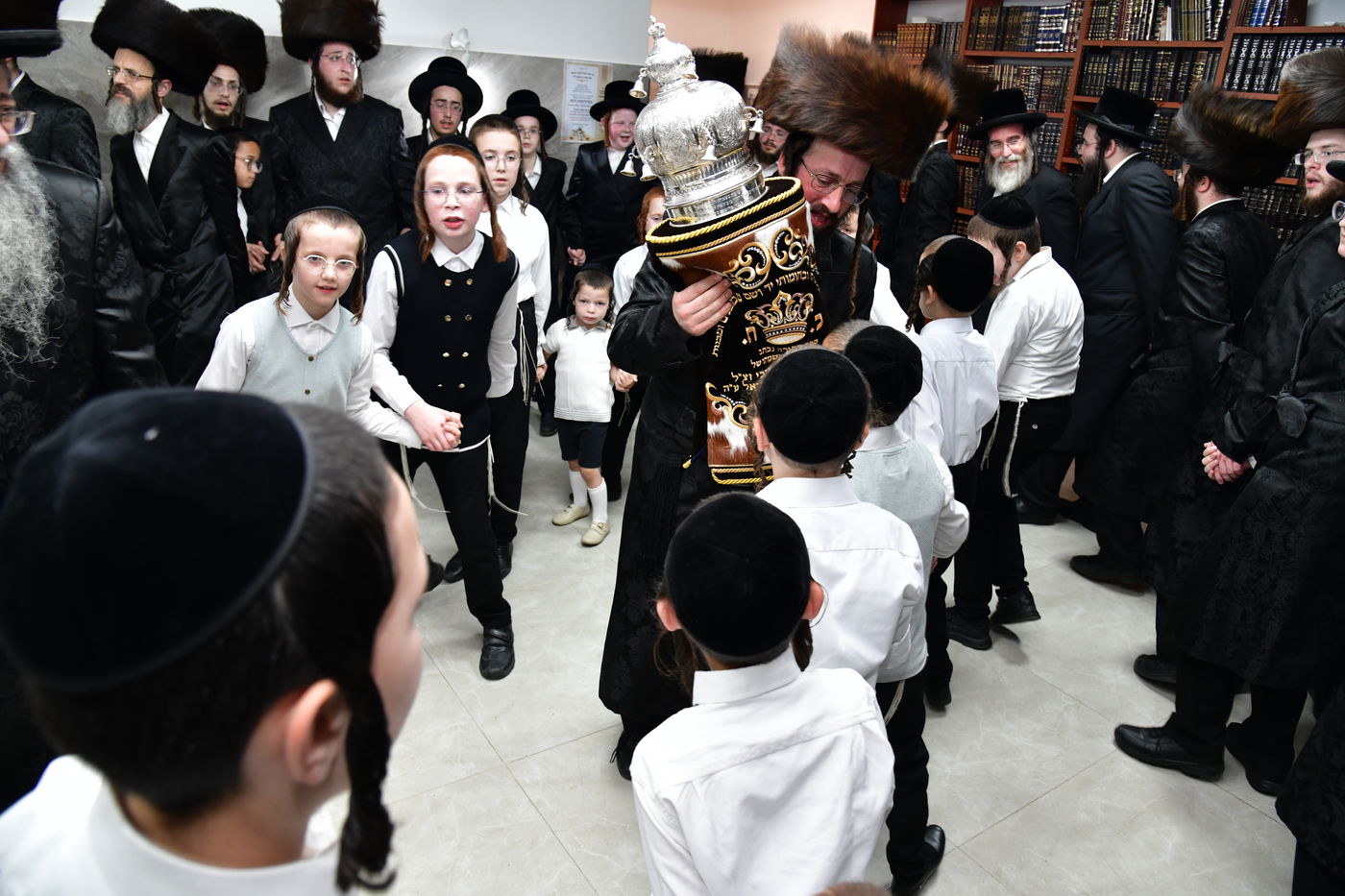 הכנסת ספר תורה לביהמ"ד 'שבט הלוי' באלעד