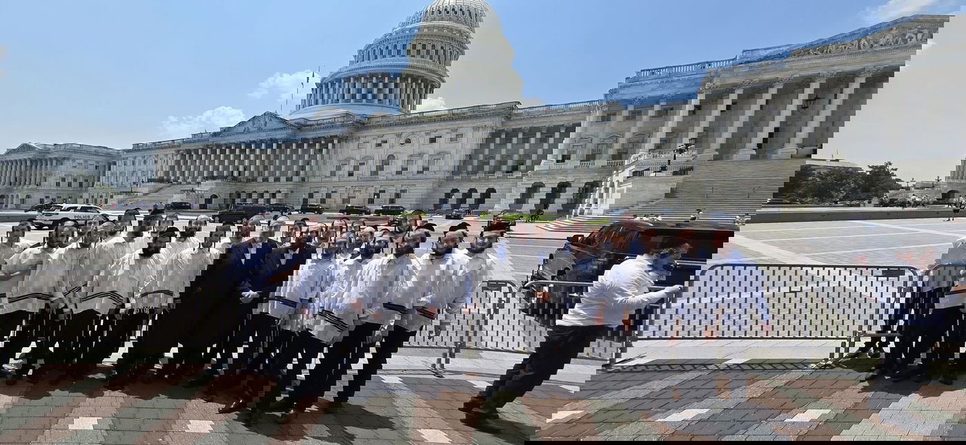 הרב עזרא פרידלנדר עם הבחורים ליד בניין הקונגרס