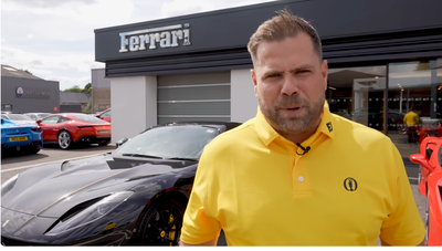 ניקו ליאונרד לצד הפרארי שרכש