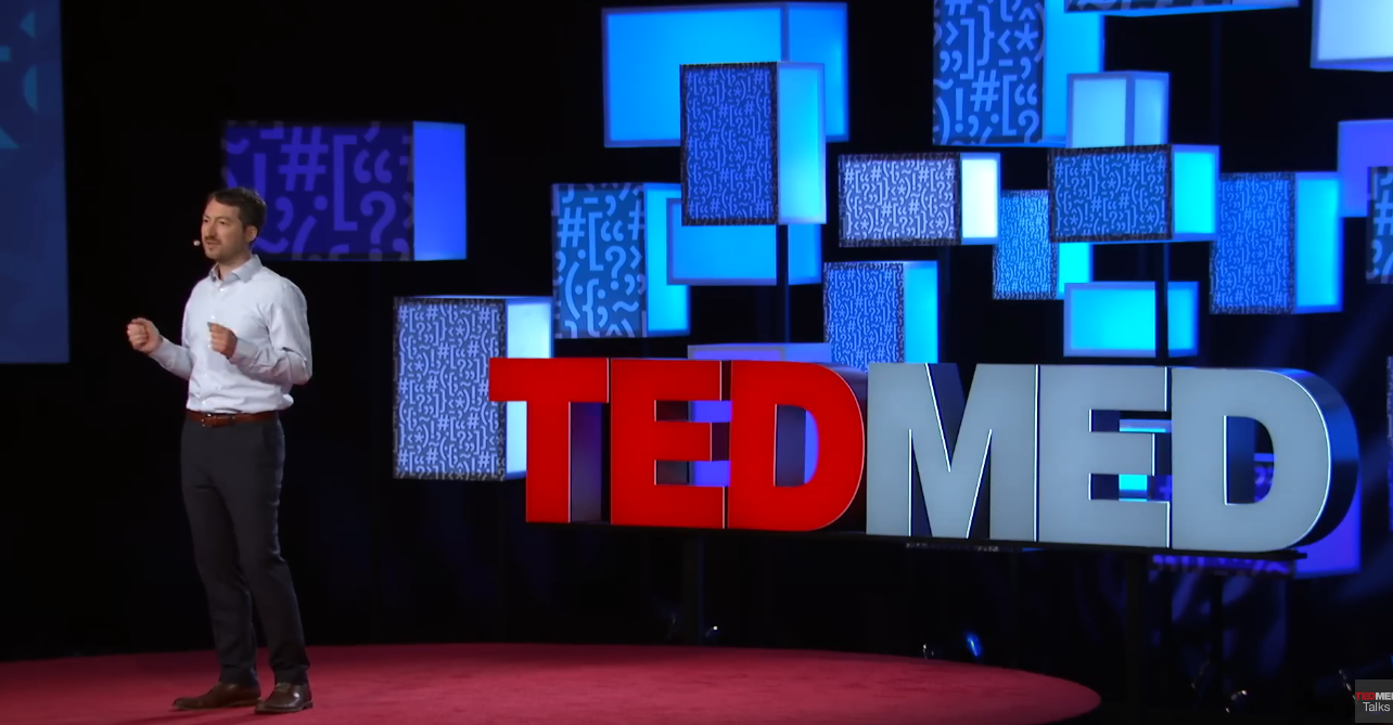 פרופסור יוהנס האוושופר במהלך הרצאת טד