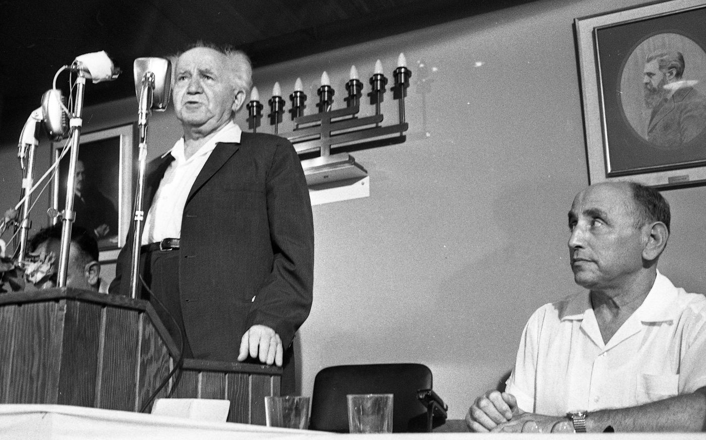 ועידת מפלגת העבודה לקראת הבחירות הכלליות הקרובות. בתמונה: דוד בן גוריון עם איסר הראל.