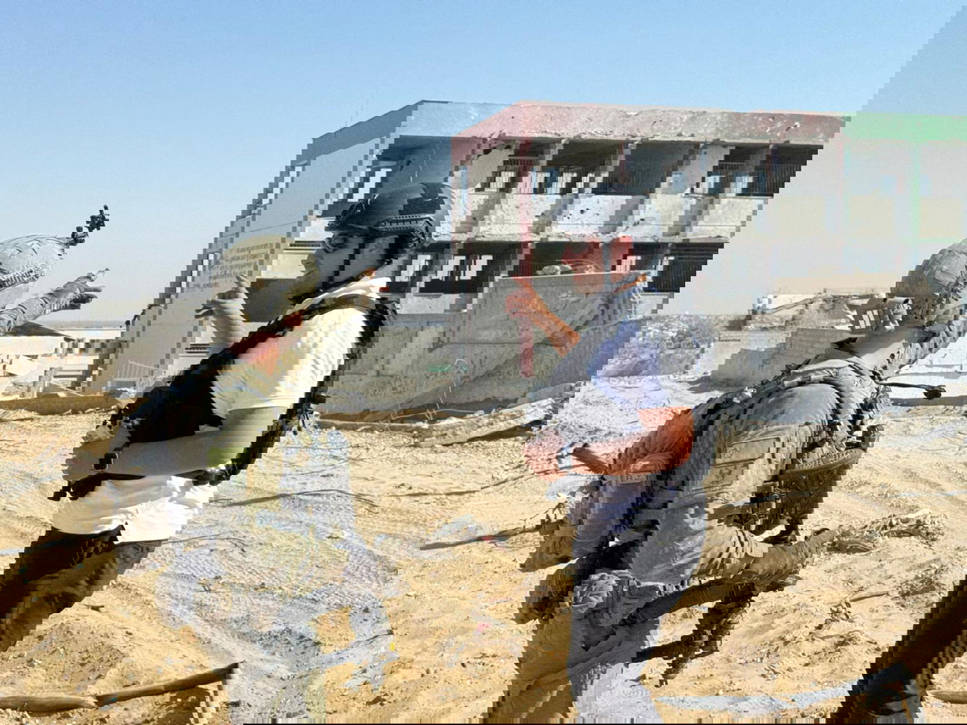 עם המ"פ מבצעית סמוך למתחם "בית הספר" בחאן יונס