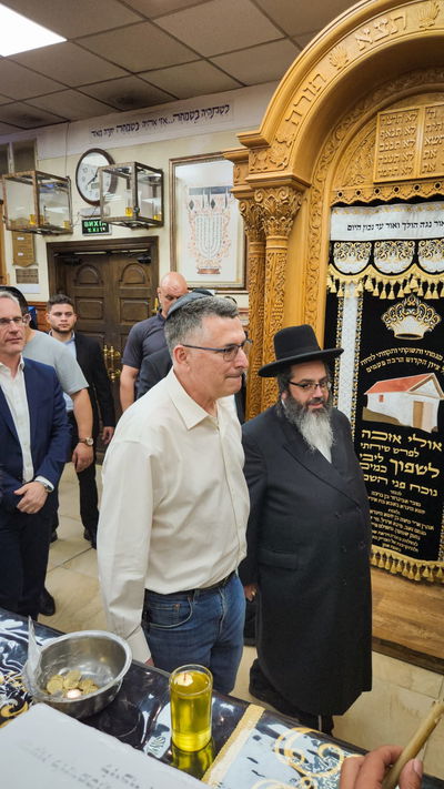 שר החוץ בתפילה באומן