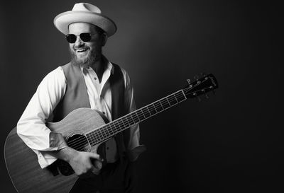 האיש מאחורי להיט הענק חוזר בסינגל חדש: "צמאה לך נפשי"