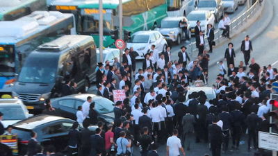 תיעוד מזעזע: נהג דורס מפגין חרדי בכניסה לירושלים וגורר אותו על רכבו תוך כדי נסיעה