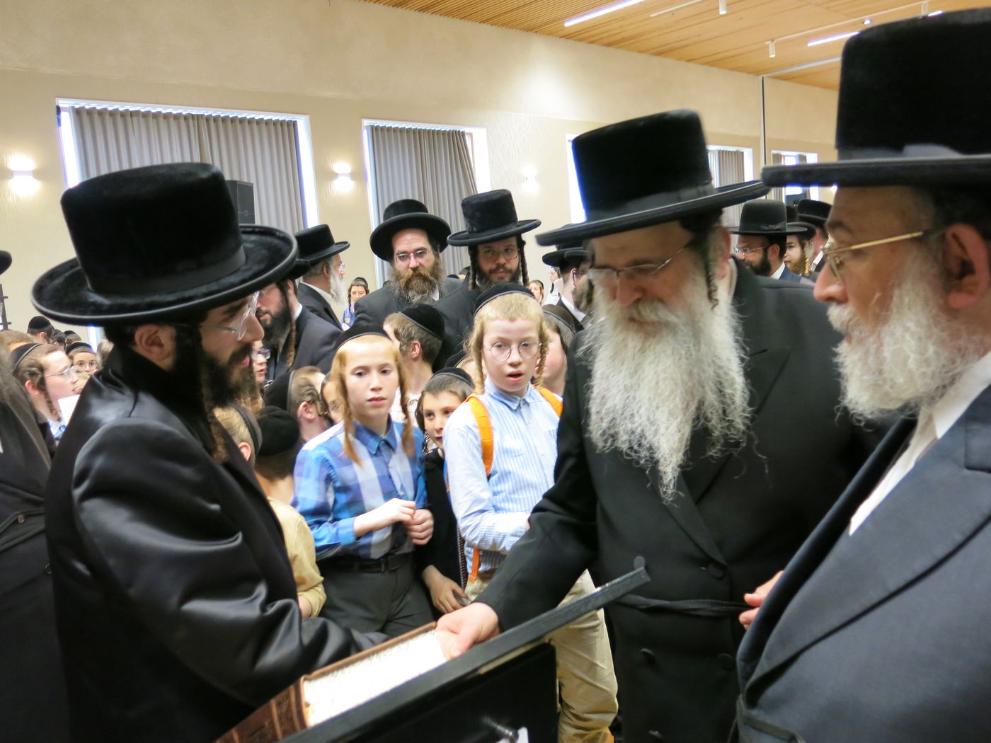 הרב חיים מאיר רוקח בעצרת תפילה באנטווערפן