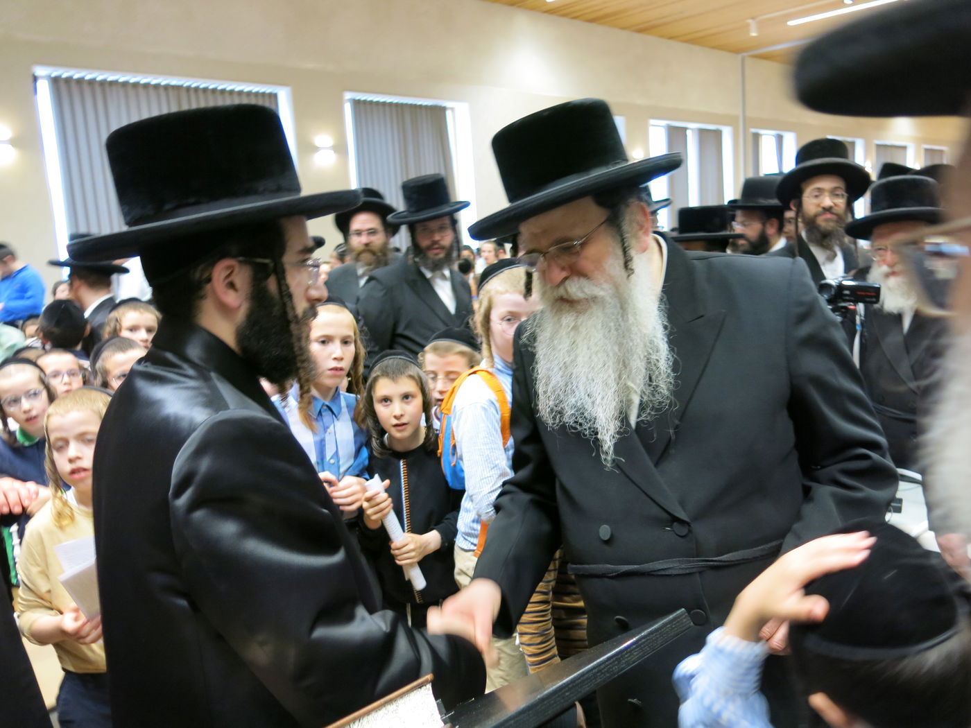 הרב חיים מאיר רוקח בעצרת תפילה באנטווערפן