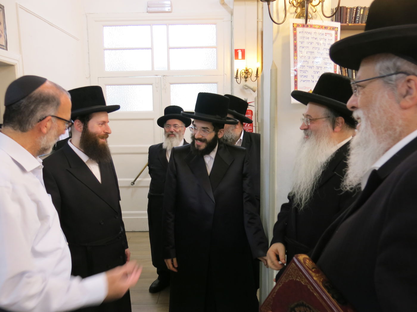 הרב חיים מאיר רוקח בתפילת שחרית בבית הכנסת מוריה באנטווערפן