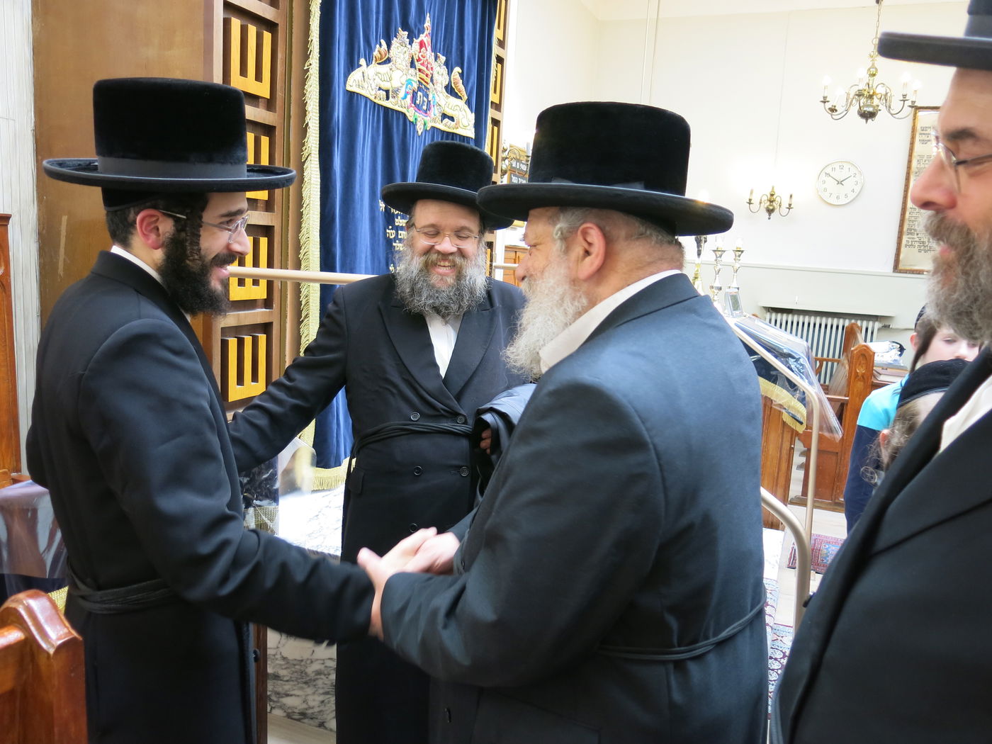 הרב חיים מאיר רוקח בתפילת שחרית בבית הכנסת מוריה באנטווערפן