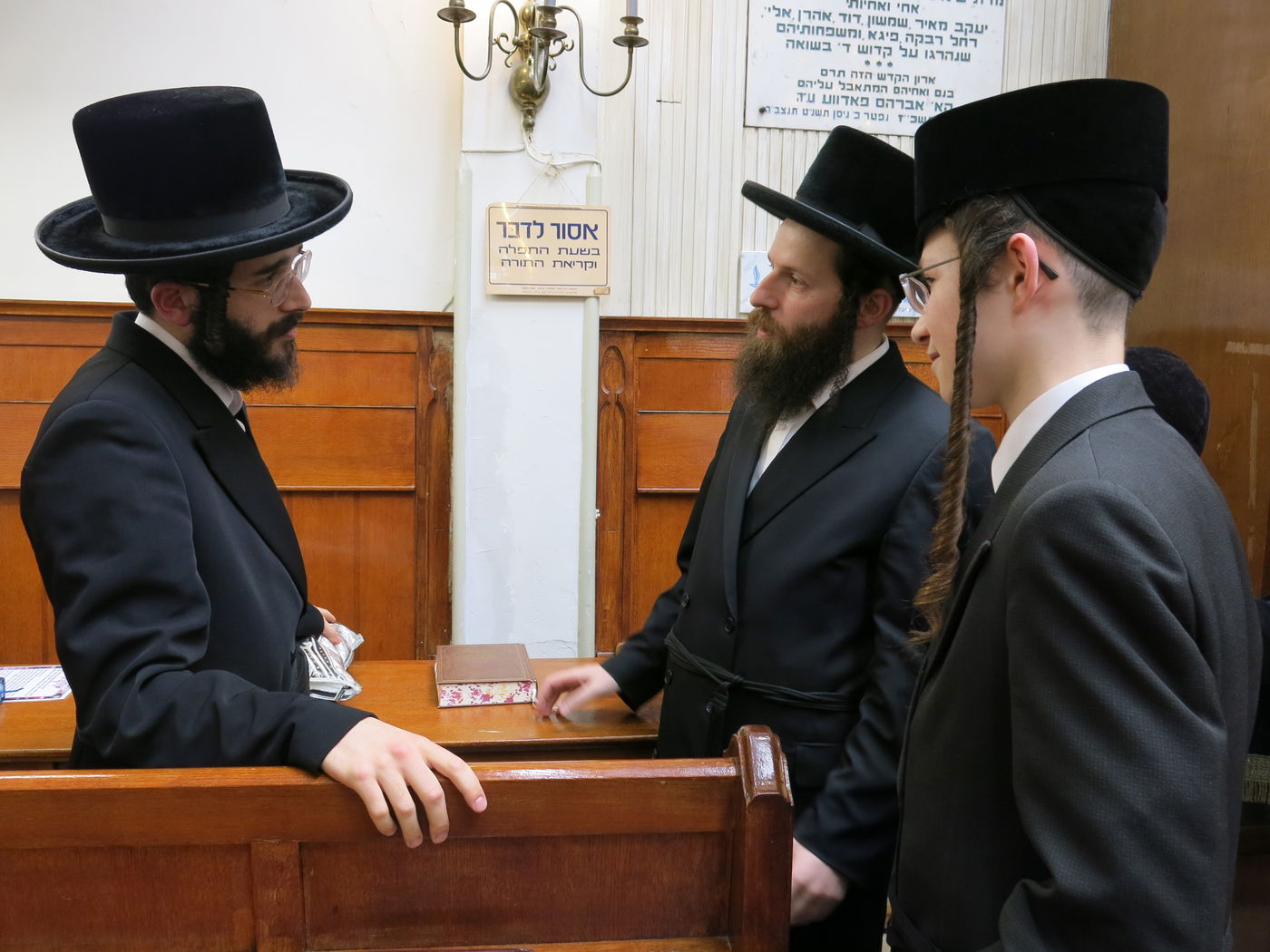 הרב חיים מאיר רוקח בתפילת שחרית בבית הכנסת מוריה באנטווערפן