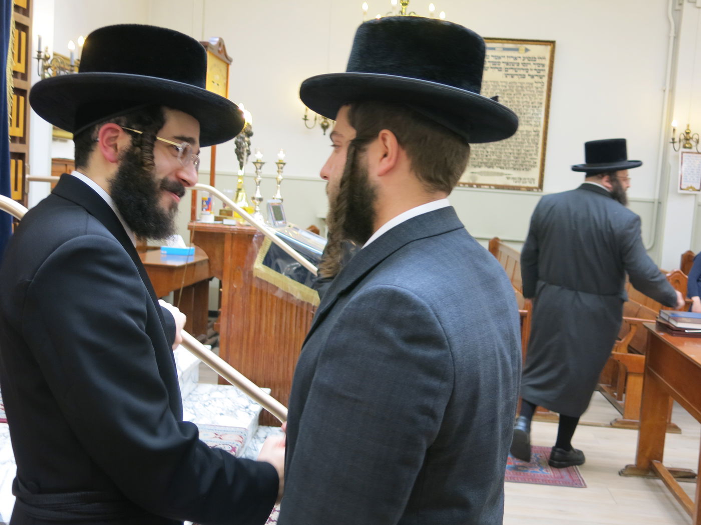 הרב חיים מאיר רוקח בתפילת שחרית בבית הכנסת מוריה באנטווערפן