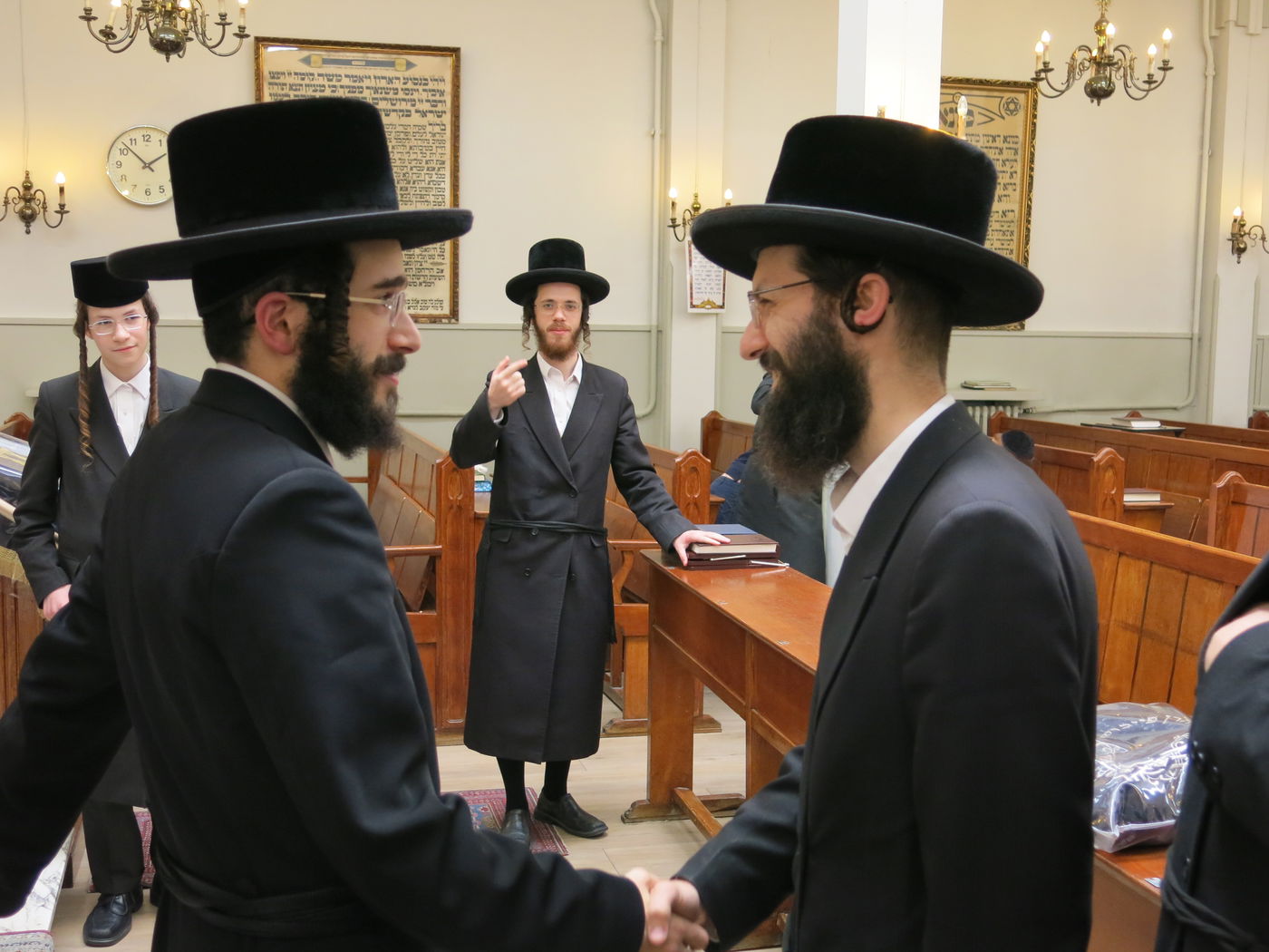 הרב חיים מאיר רוקח בתפילת שחרית בבית הכנסת מוריה באנטווערפן