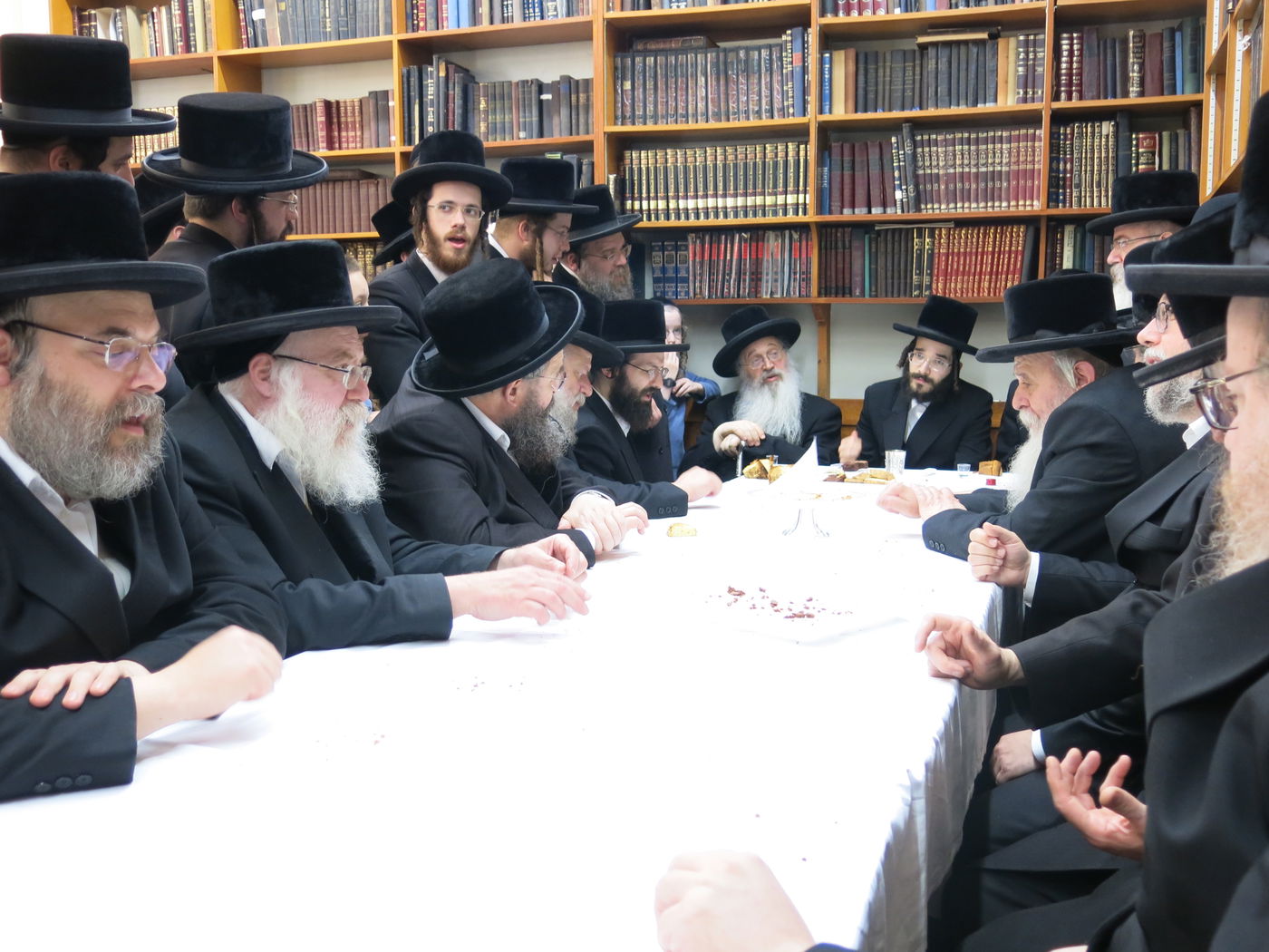 הרב חיים מאיר רוקח בתפילת שחרית בבית הכנסת מוריה באנטווערפן