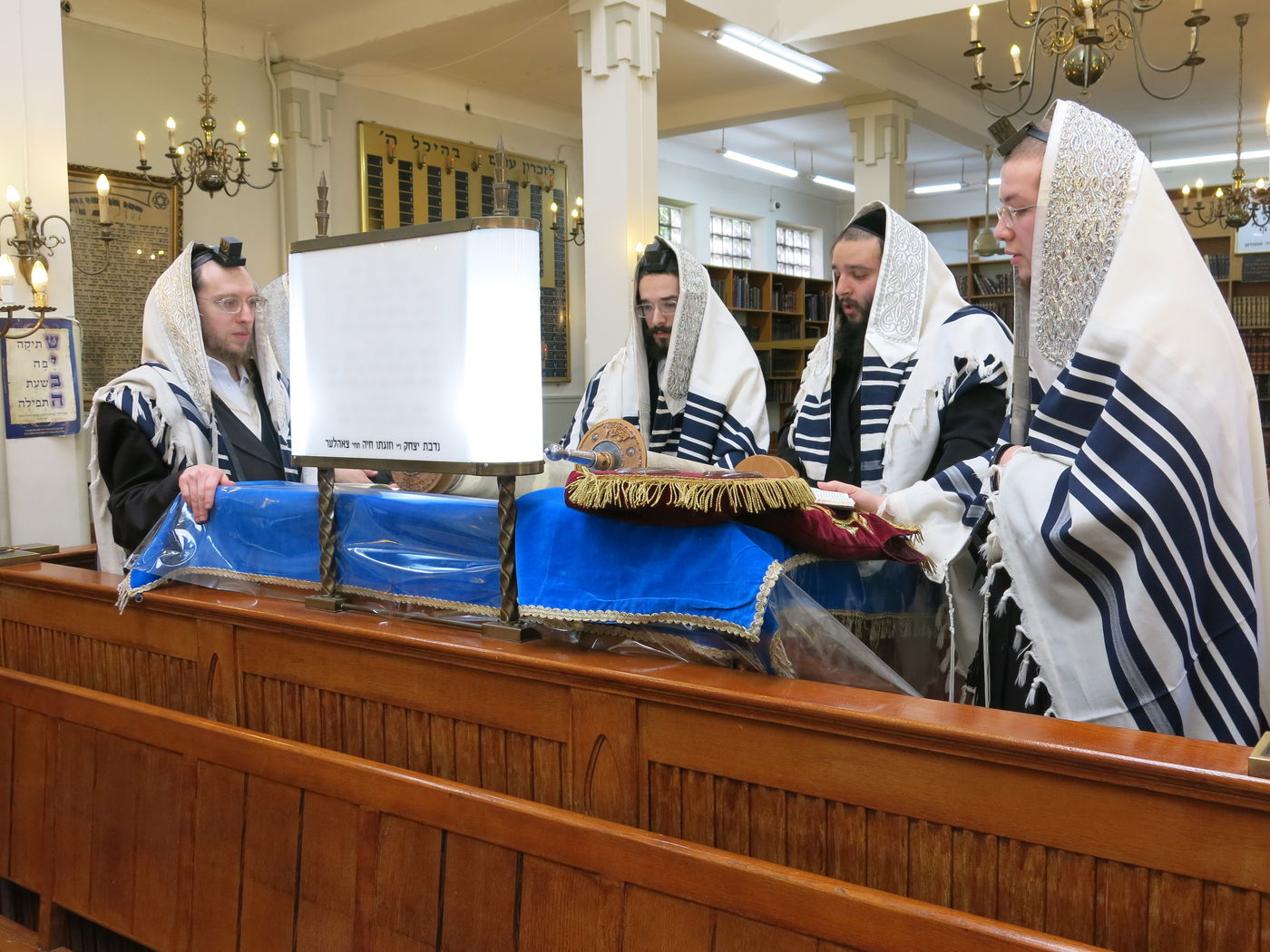 הרב חיים מאיר רוקח בתפילת שחרית בבית הכנסת מוריה באנטווערפן