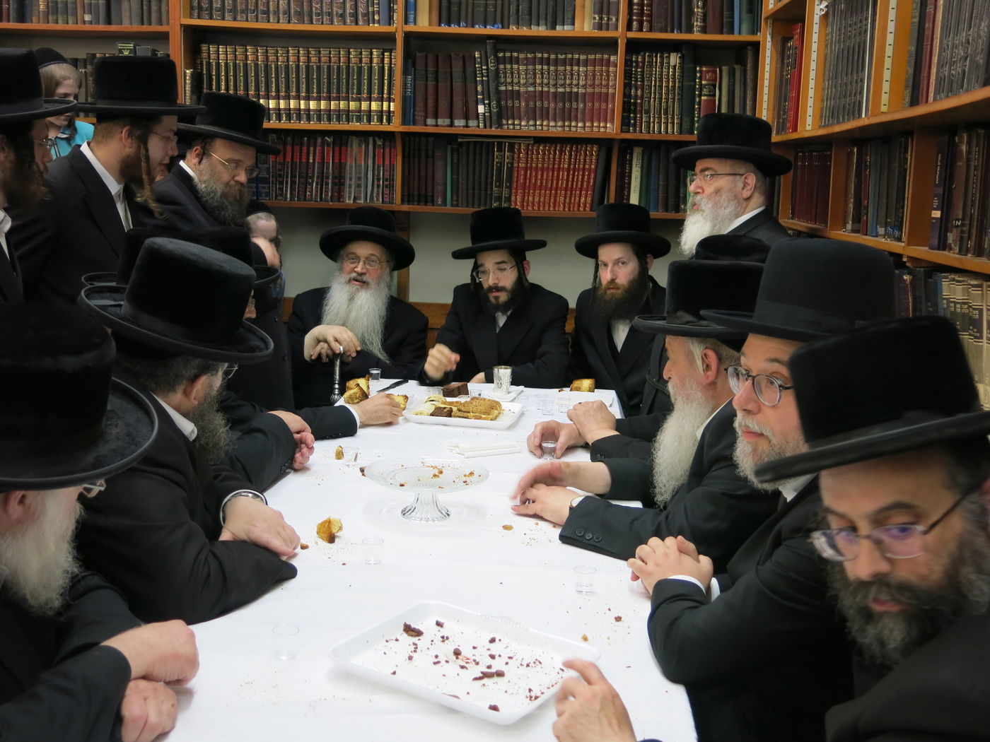 הרב חיים מאיר רוקח בתפילת שחרית בבית הכנסת מוריה באנטווערפן