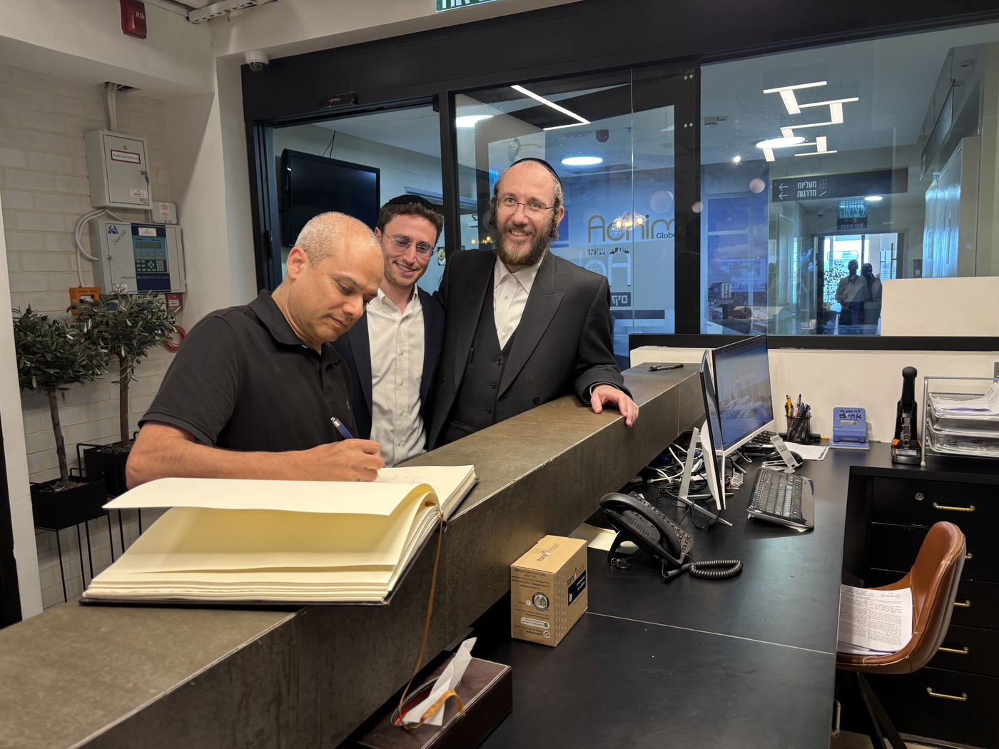 מנכ"ל בנק הפועלים, מר ידין ענתבי, בביקור בסניף הבנק ברחוב רבי עקיבא ובמרכז 'אחים ליזמות ועסקים'