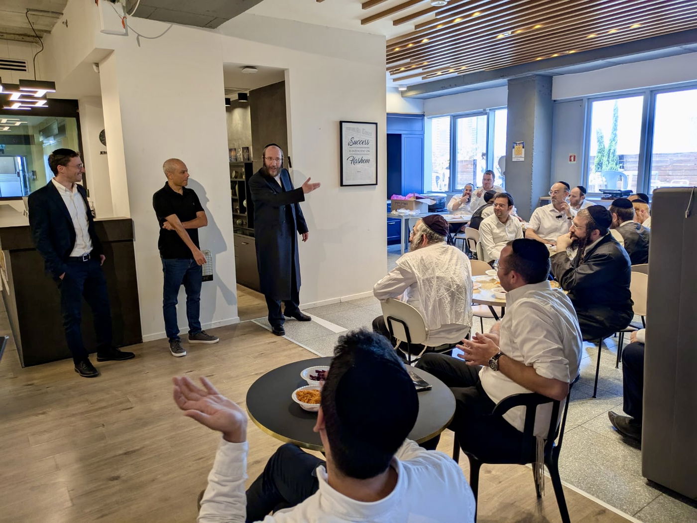 מנכ"ל בנק הפועלים, מר ידין ענתבי, בביקור בסניף הבנק ברחוב רבי עקיבא ובמרכז 'אחים ליזמות ועסקים'