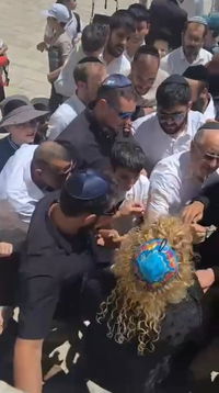 המיליארדר היהודי הגיע לישראל - וחילק שטרות כחולים בכותל | תיעוד