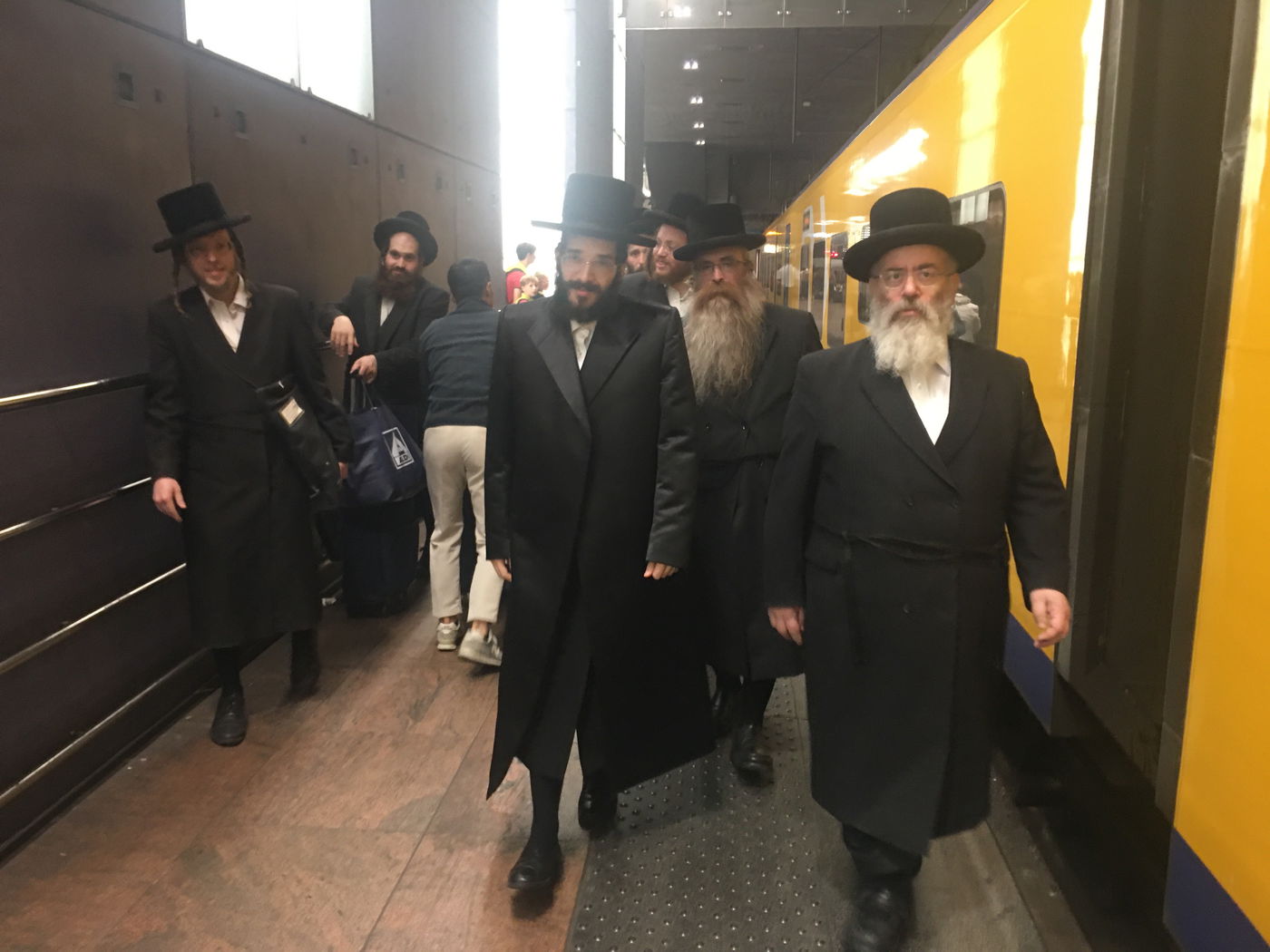 הרב חיים מאיר רוקח בתחנת הרכבת באנטווערפן