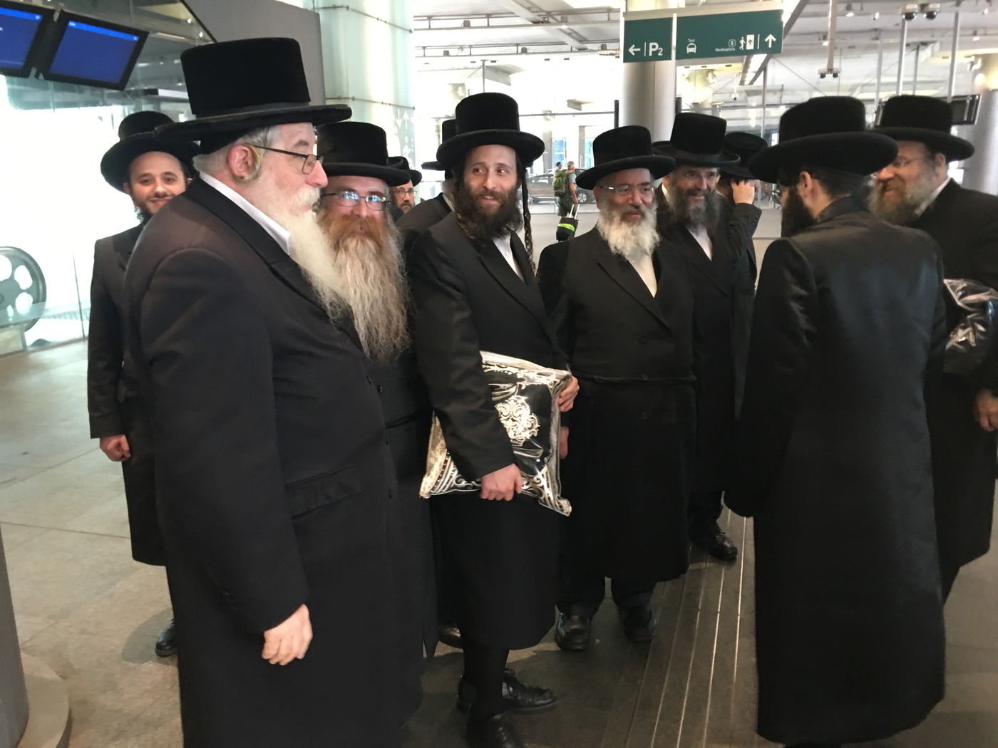 הרב חיים מאיר רוקח בתחנת הרכבת באנטווערפן