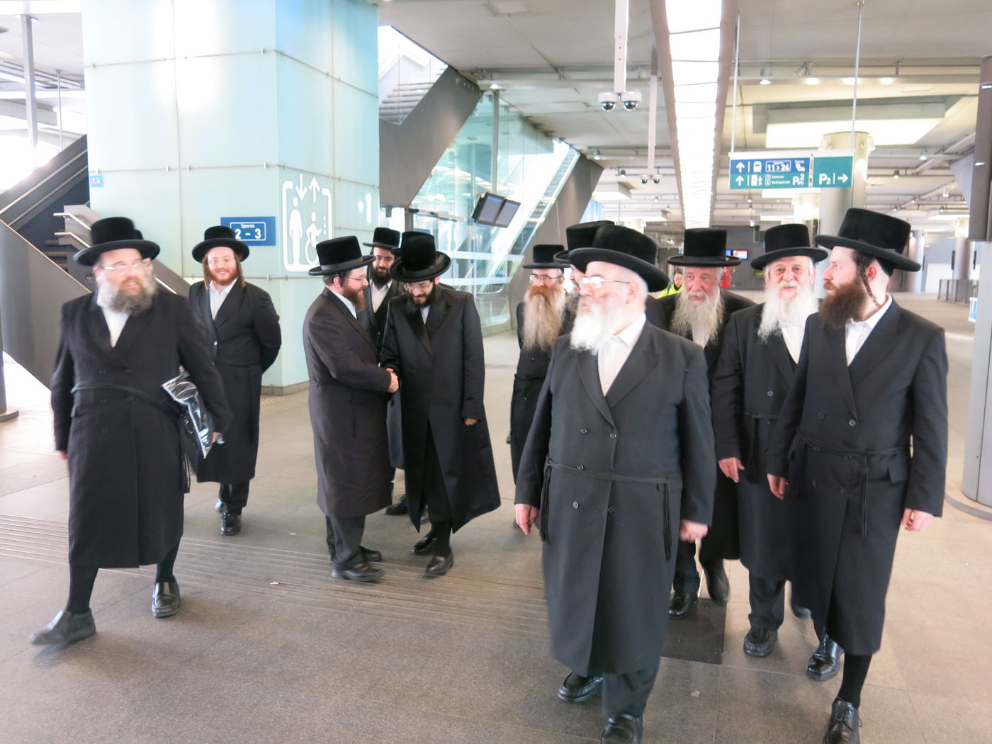 הרב חיים מאיר רוקח בתחנת הרכבת באנטווערפן