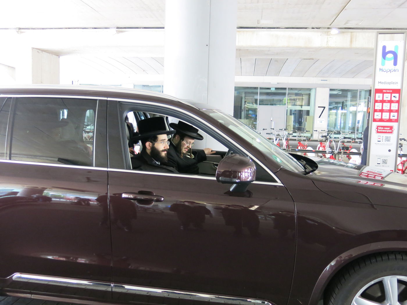 הרב חיים מאיר רוקח בתחנת הרכבת באנטווערפן