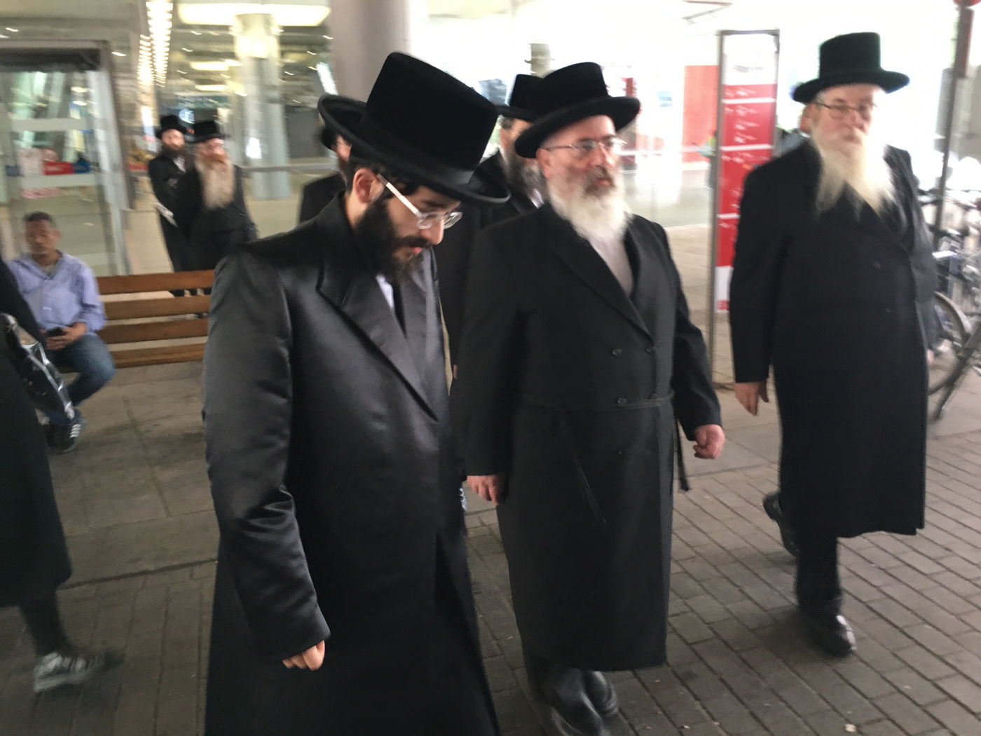 הרב חיים מאיר רוקח בתחנת הרכבת באנטווערפן