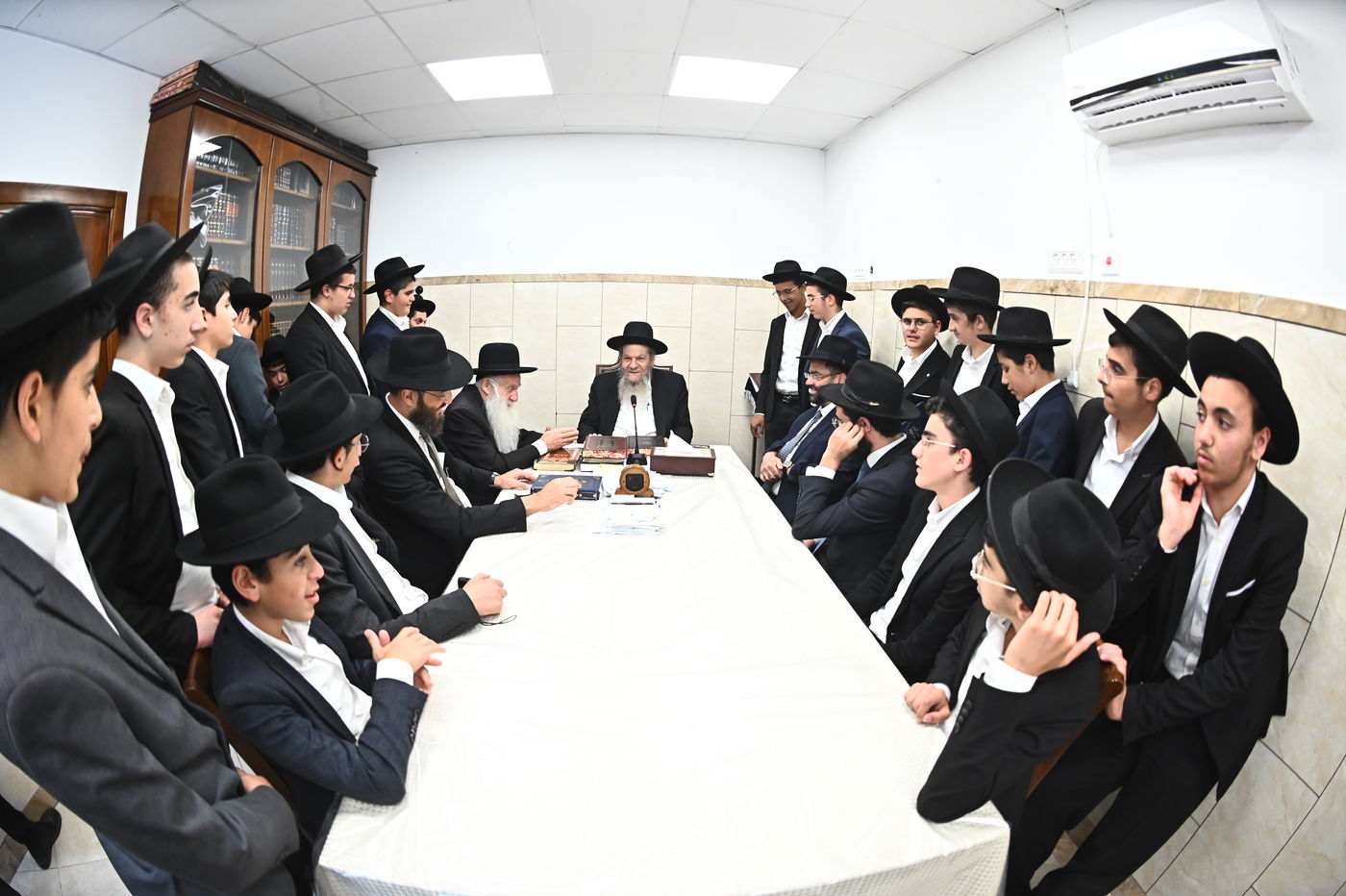 ילדי סוכת דוד אצל הגר"מ אדלשטיין