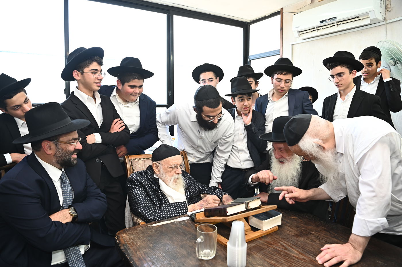 ילדי סוכת דוד אצל הגר"מ גריינמן