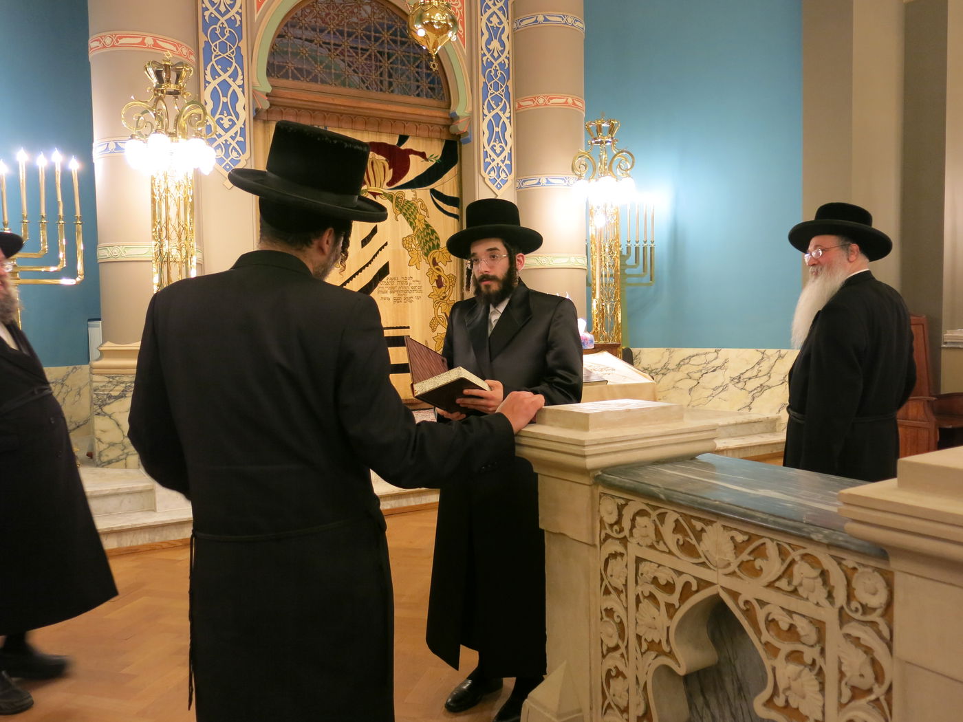 הרב חיים מאיר רוקח בתפילת מנחה בקהילת שומרי הדת באנטווערפן