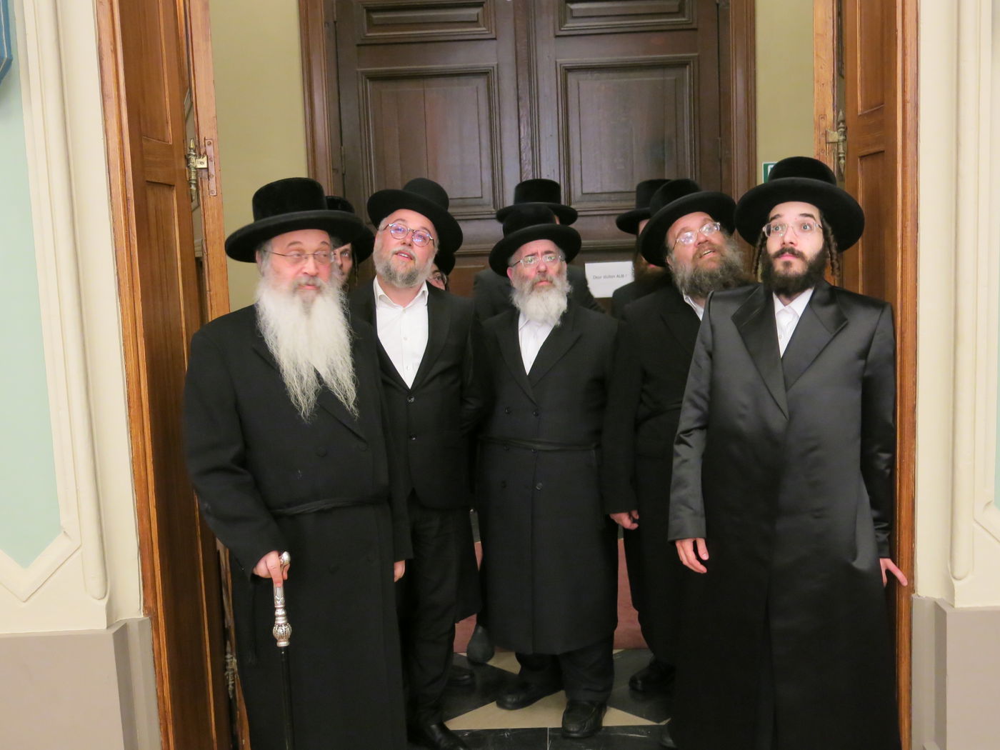 הרב חיים מאיר רוקח בתפילת מנחה בקהילת שומרי הדת באנטווערפן