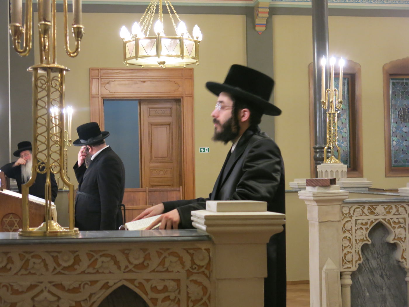 הרב חיים מאיר רוקח בתפילת מנחה בקהילת שומרי הדת באנטווערפן