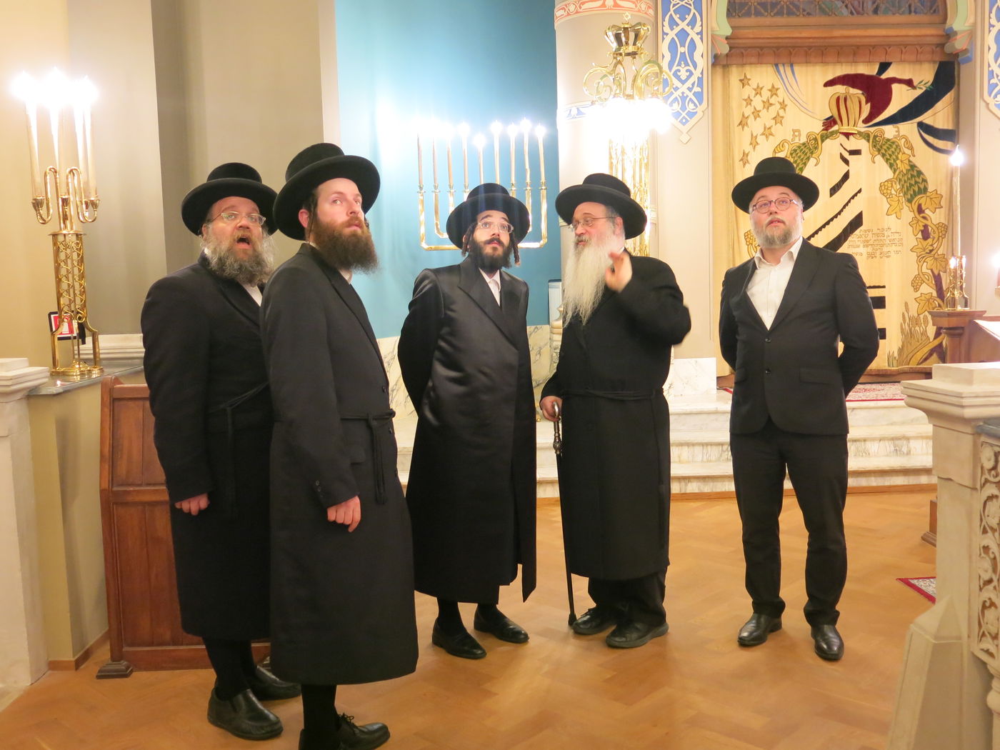 הרב חיים מאיר רוקח בתפילת מנחה בקהילת שומרי הדת באנטווערפן