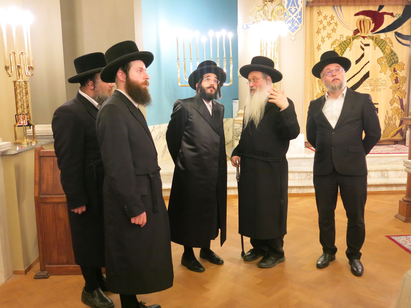 הרב חיים מאיר רוקח בתפילת מנחה בקהילת שומרי הדת באנטווערפן