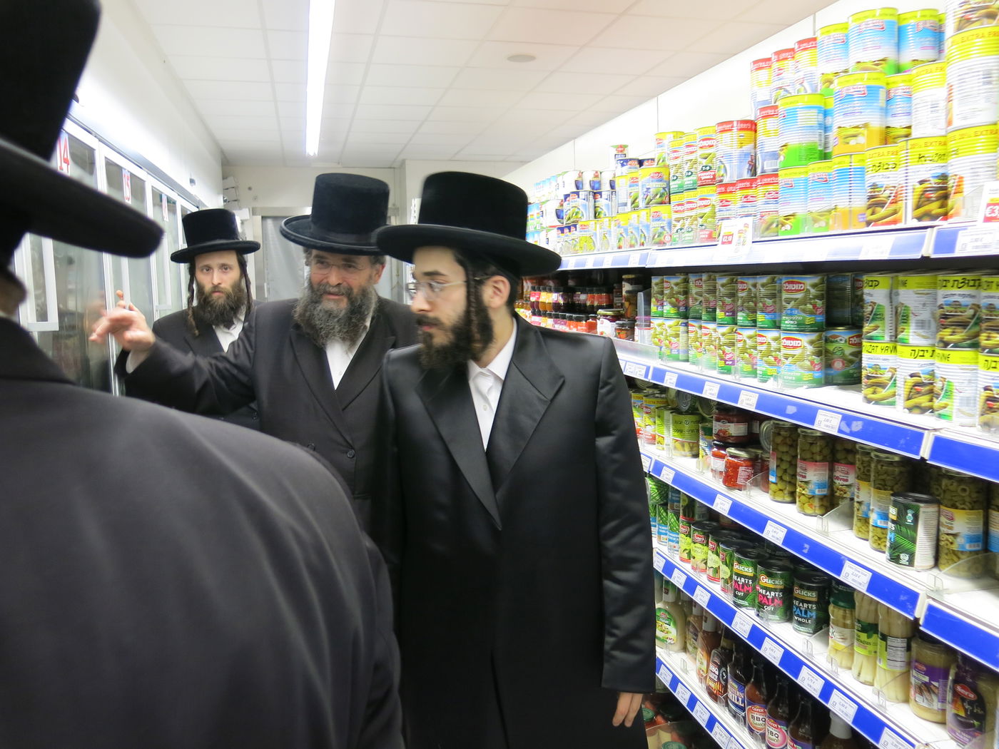 הרב חיים מאיר רוקח בביקור בסופרמרקט של הרשקוביץ באנטווערפן