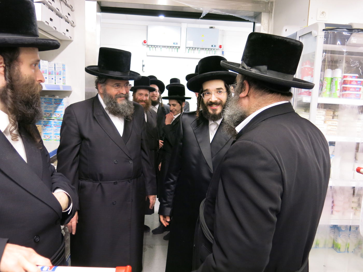 הרב חיים מאיר רוקח בביקור בסופרמרקט של הרשקוביץ באנטווערפן