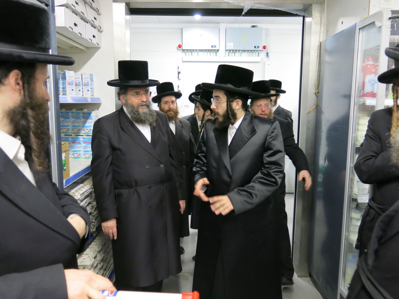 הרב חיים מאיר רוקח בביקור בסופרמרקט של הרשקוביץ באנטווערפן