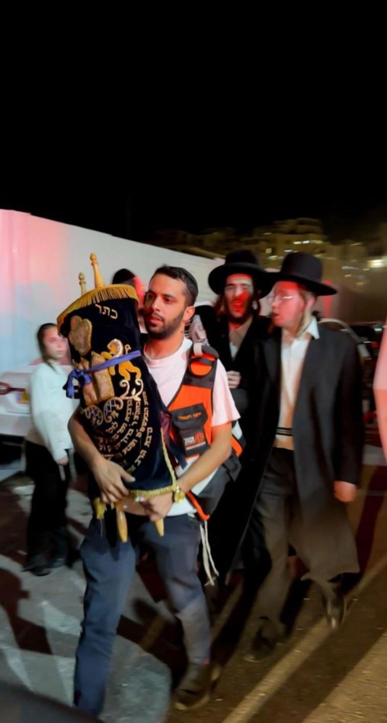 שריפה פרצה בחנויות בירושלים: פצועים טופלו, ספרי תורה חולצו