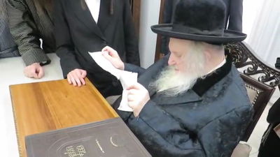 הגאון רבי משה שטרנבוך קורע צו גיוס