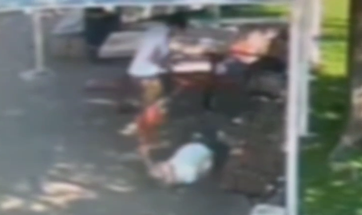 שדדה קשישה באכזריות - ונתפסה מסתתרת בחדר מדרגות סמוך